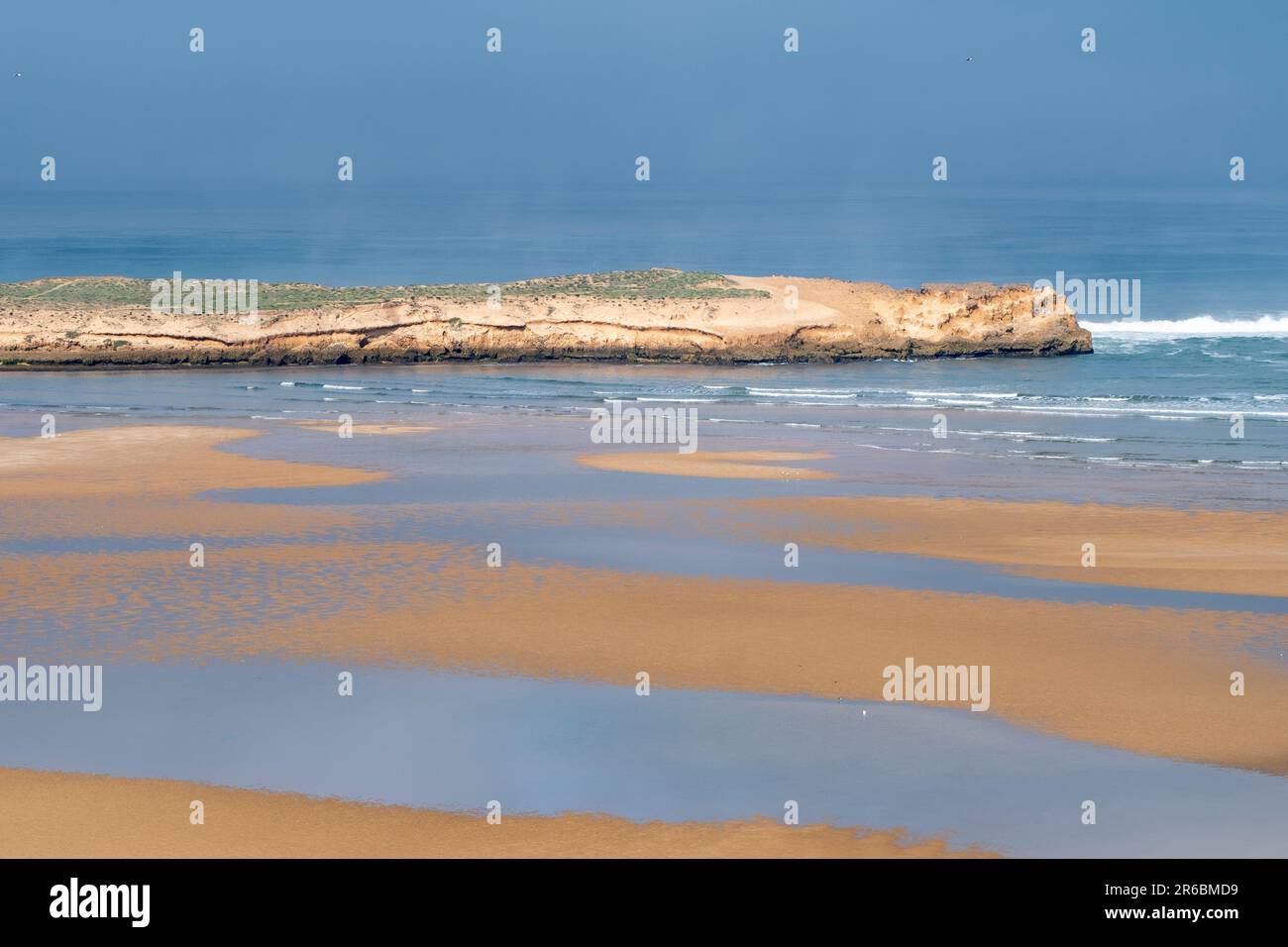 Der sich bewegende Sand in der Lagune von Oualidia an der Küste Marokkos Stockfoto