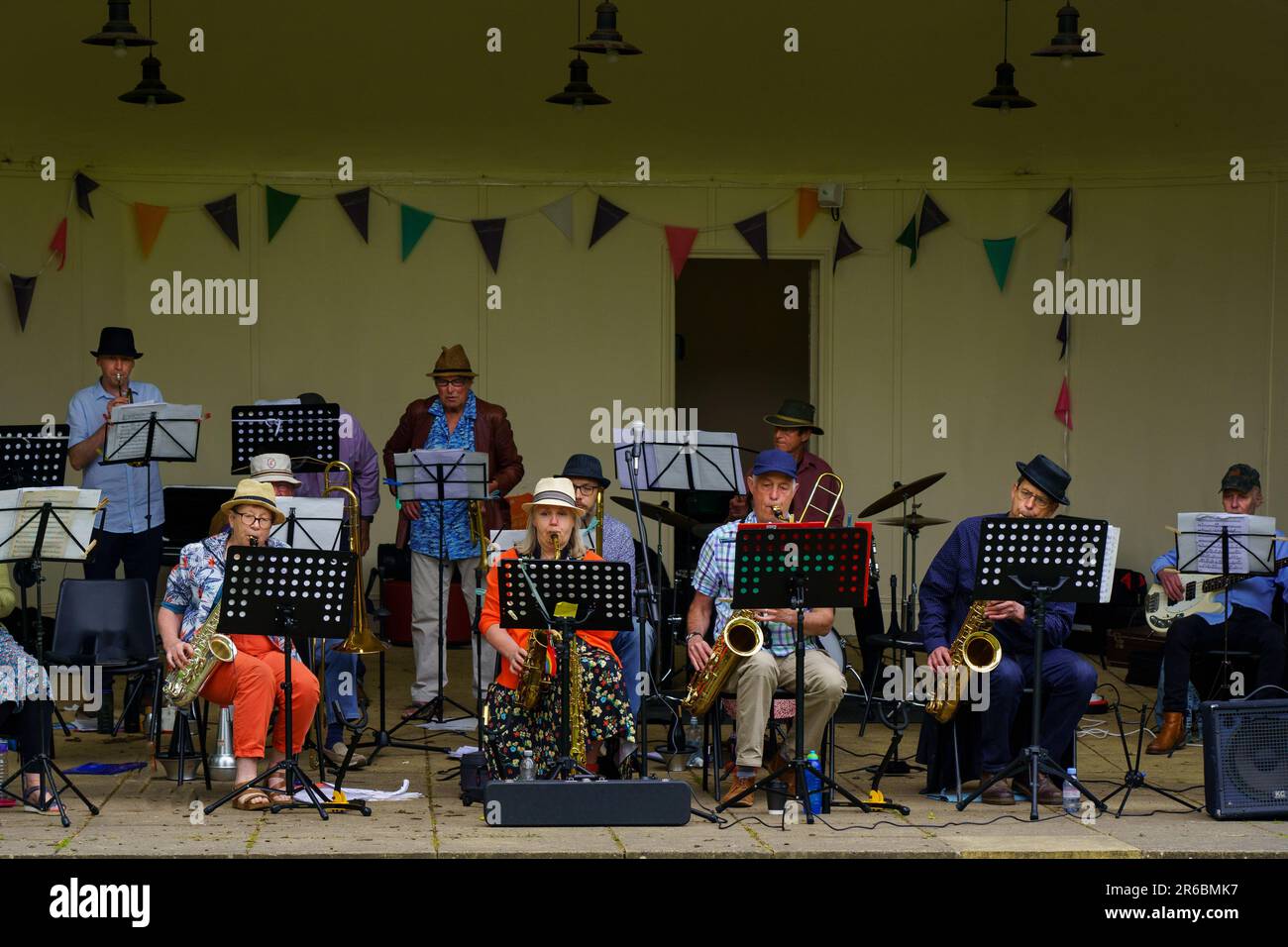 Die Woodside Big Band veranstaltete an einem Sonntagnachmittag eine mitreißende Show im The Valley Gardens Bandstand in Harrogate, Großbritannien, und spielte eindrucksvollen Jazz. Stockfoto