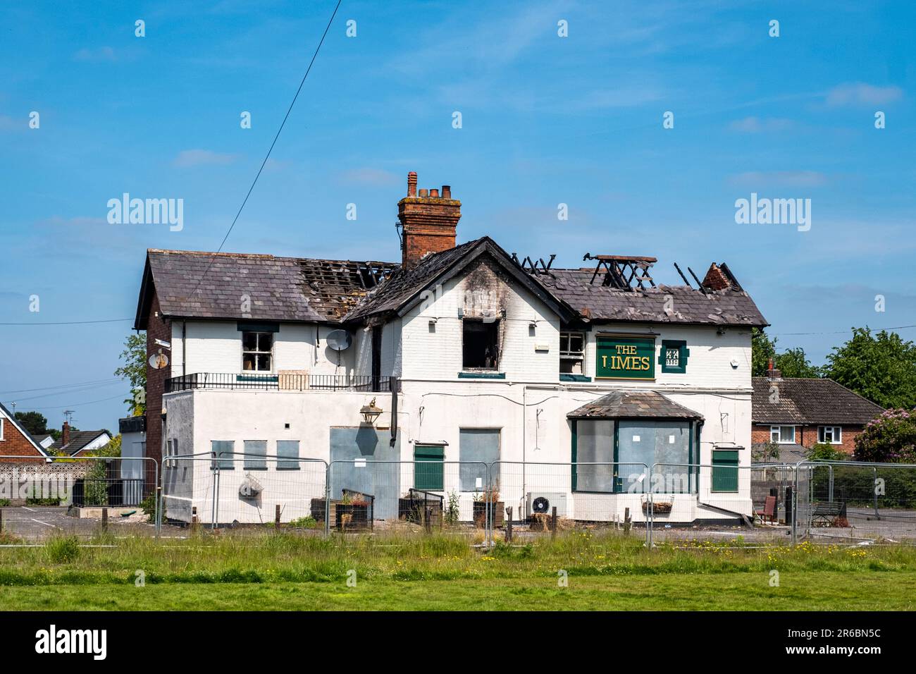 Der Brand beschädigte den Limes Pub in Sandbach Cheshire UK Stockfoto