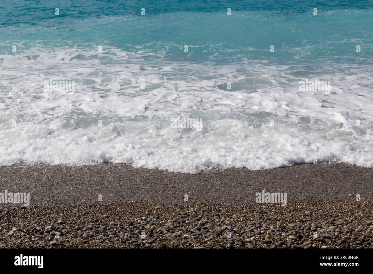 Blick auf das azurblaue Meer und den Kieselsteinstrand in Nizza in Frankreich Stockfoto