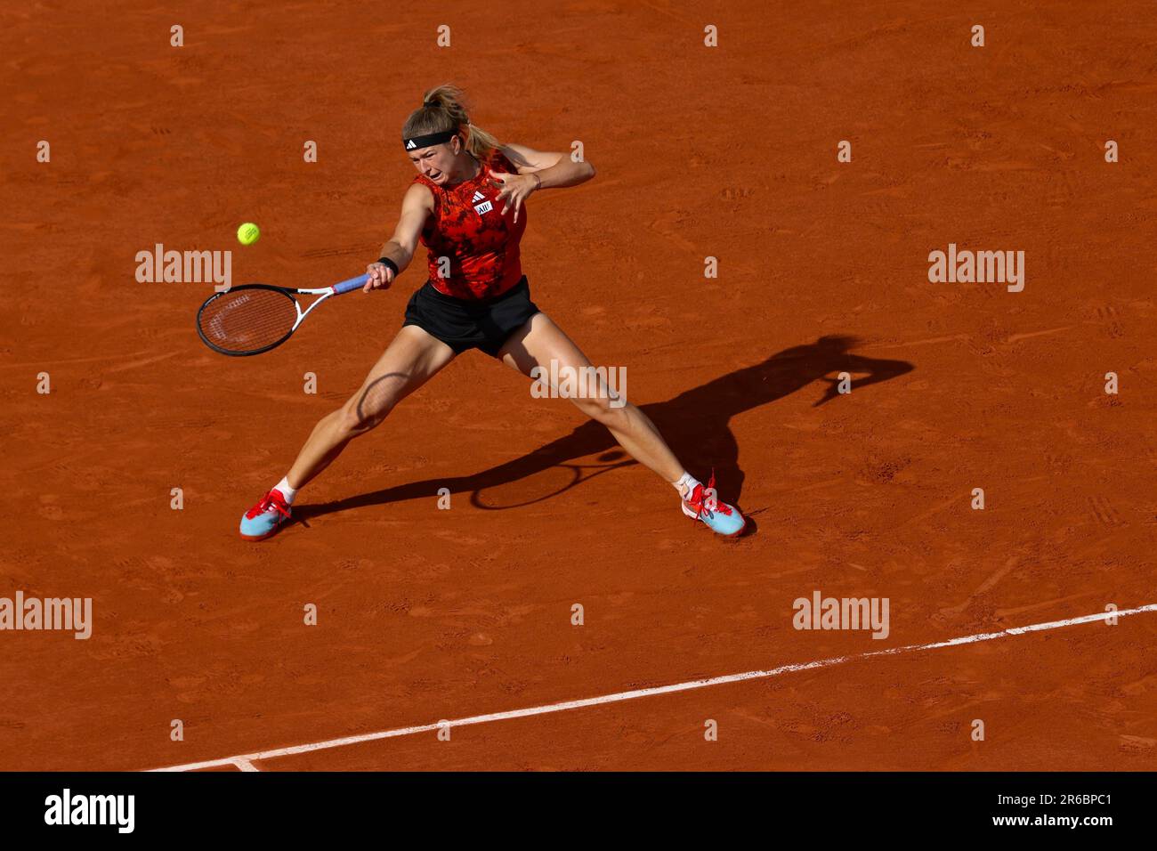 Paris, Frankreich. 8. Juni 2023. Die Tennisspielerin Karolina Muchova aus der Tschechischen Republik spielt beim French Open Grand Slam Tennis Turnier 2023 in Roland Garros, Paris, Frankreich. Frank Molter/Alamy Live-Nachrichten Stockfoto