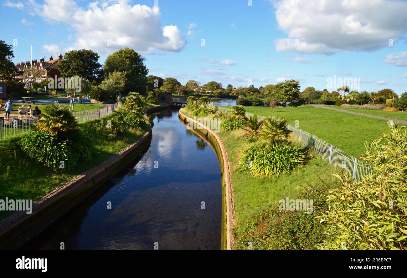 Fluss durch Princes Park, Eastbourne, East Sussex, Großbritannien Stockfoto