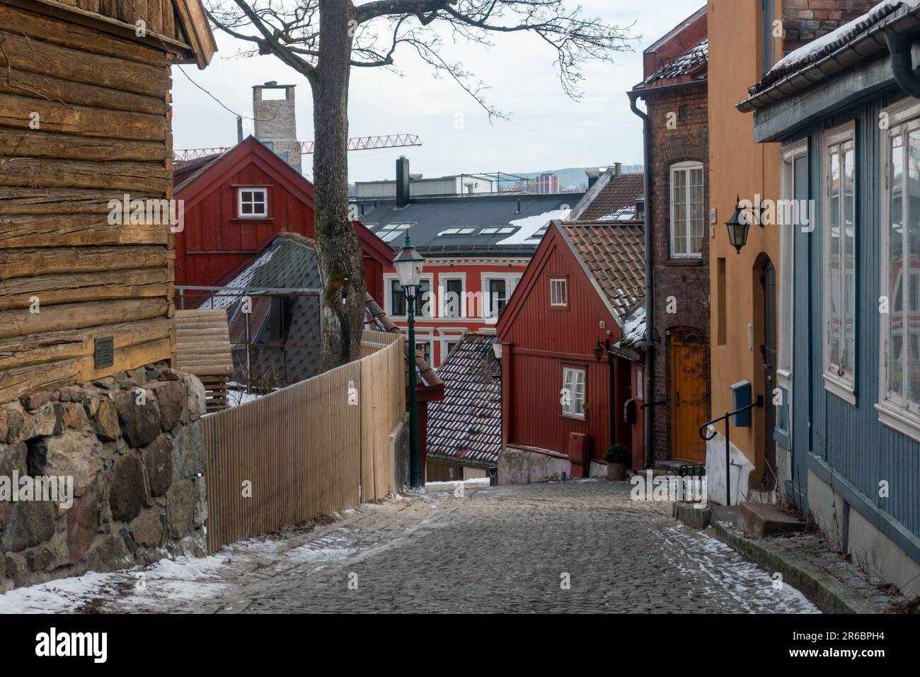 Wunderschöne Straßenausblicke auf Holzhäuser Damstredet und Telthusbakken in oslo norwegen Stockfoto