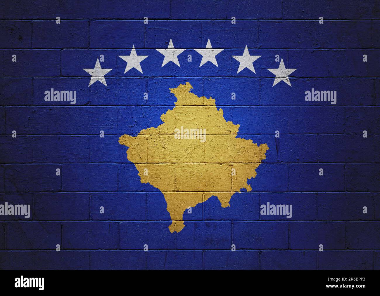 Die Flagge des Kosovo ist auf einer Betonwand gemalt. Stockfoto