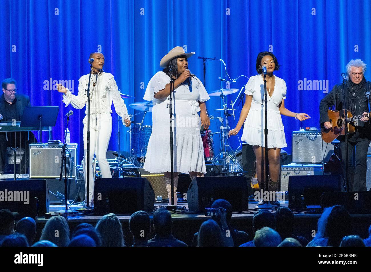 Trea Swindle, left, Danica Hart, and Devynn Hart of Chapel Hart perform at Marty Stuart's Late Night Jam on Wednesday, June 7, 2023, at the Ryman Auditorium in Nashville, Tenn. (Photo by Amy Harris/Invision/AP) Stockfoto