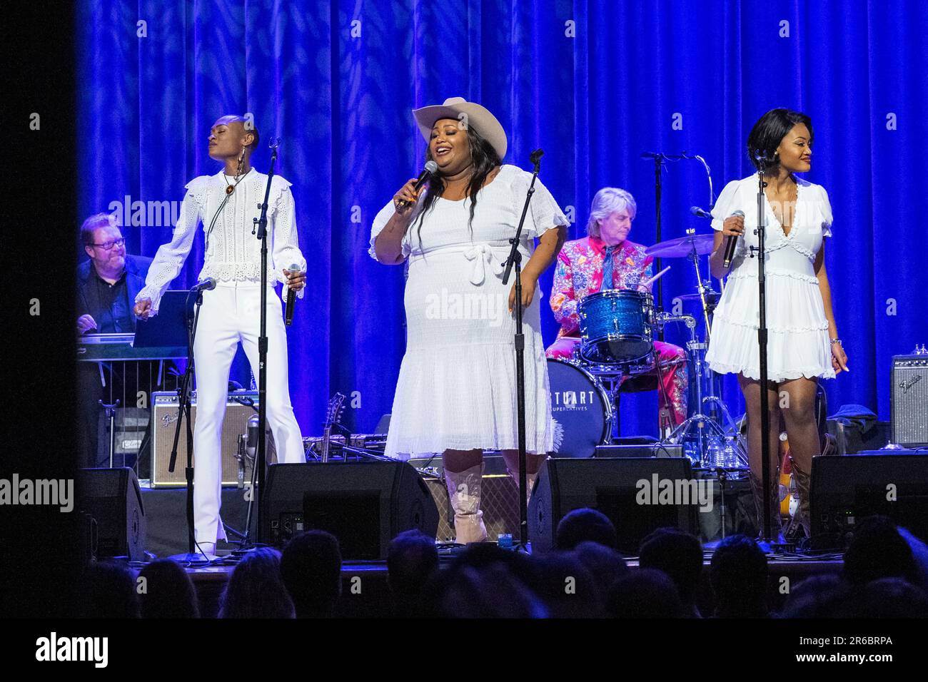 Trea Swindle, left, Danica Hart, and Devynn Hart of Chapel Hart perform at Marty Stuart's Late Night Jam on Wednesday, June 7, 2023, at the Ryman Auditorium in Nashville, Tenn. (Photo by Amy Harris/Invision/AP) Stockfoto