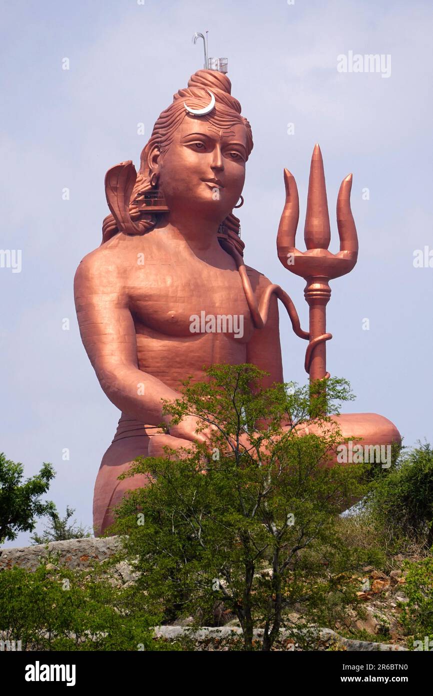 Udaipur, Indien. 03. Juni 2023. Ein Blick auf die weltweit höchste Shiva-Statue (369 Meter) „Viswas Swaroopam“ am Ganesh Tekri in Nathdwara, in der Nähe von Udaipur, Rajasthan, Inda, am 04. Juni 2023. Foto von ABACAPRESS.COM Gutschein: Abaca Press/Alamy Live News Stockfoto