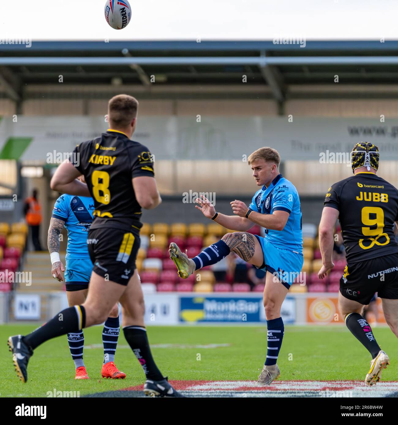 York, Großbritannien. 27. Mai 2023. Rugby League Summer Bash: Featherstone Rovers gegen York RLFC. #25 Thomas Lacans, Featherstone Rover, macht den Kick über #8 Ki Stockfoto