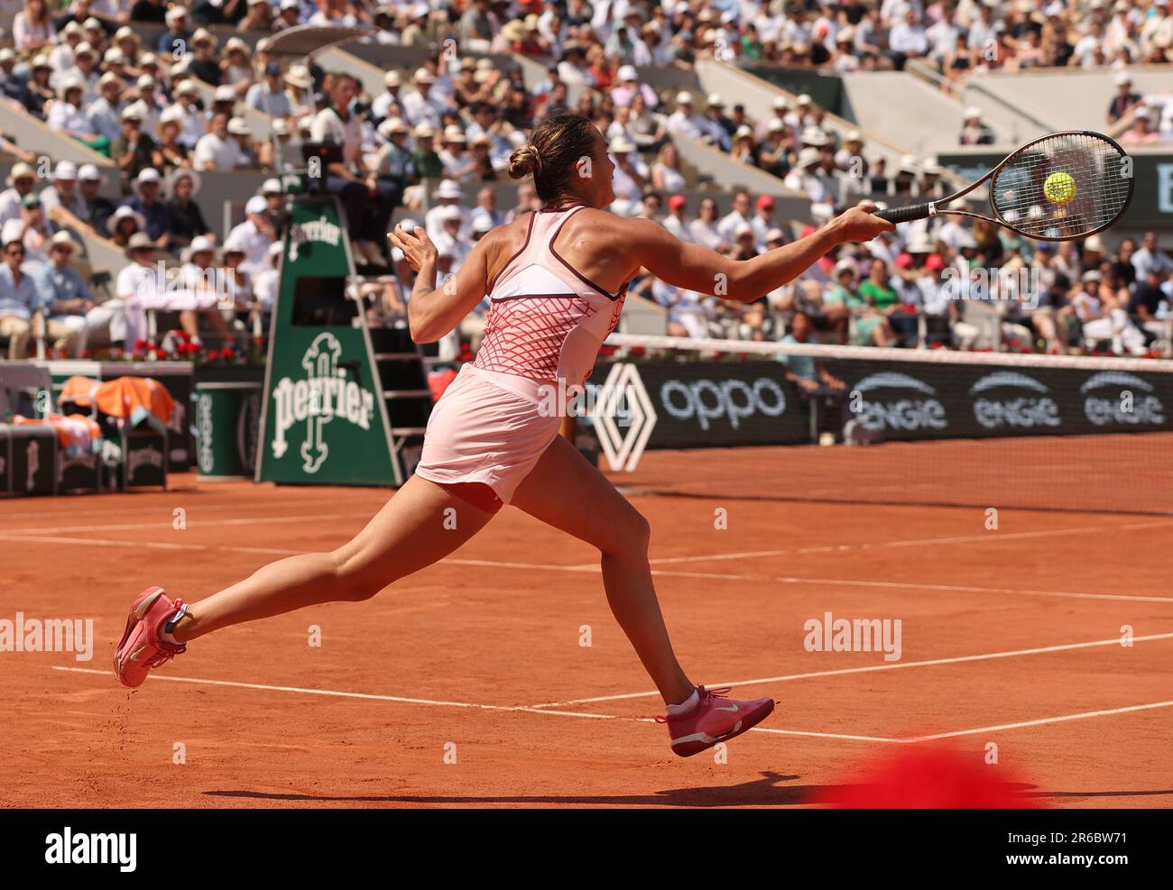 Paris, Frankreich. 08. Juni 2023. Aryna Sabalenka aus Belarus spielt am Donnerstag, den 8. Juni 2023, bei den Roland Garros French Tennis Open in Paris gegen Karolina Muchova aus der Tschechischen Republik. Muchova gewann 7:6, 6:7, 7-5 und qualifizierte sich für das Finale. Foto: Maya Vidon-White/UPI Credit: UPI/Alamy Live News Stockfoto