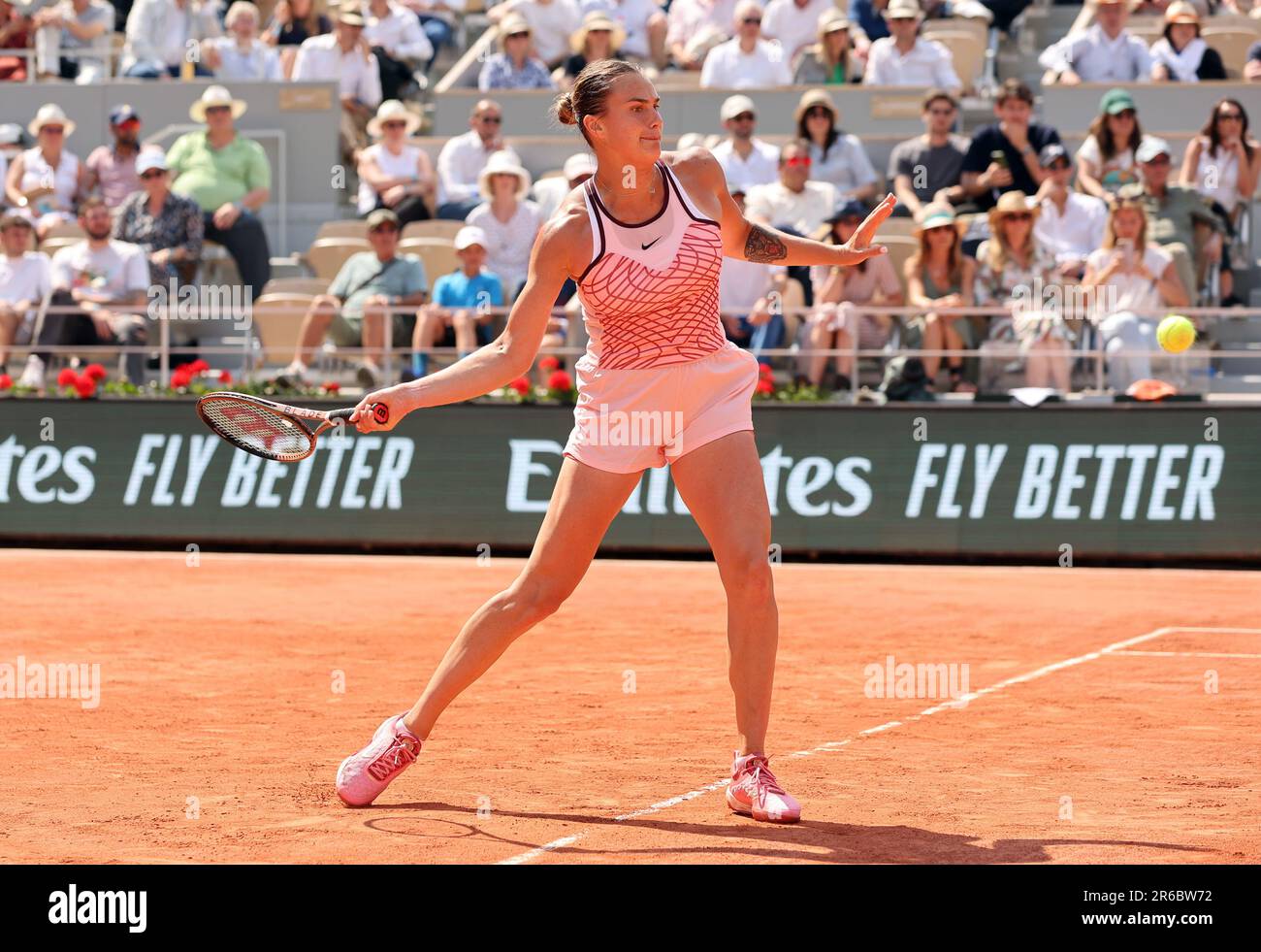 Paris, Frankreich. 08. Juni 2023. Aryna Sabalenka aus Belarus spielt am Donnerstag, den 8. Juni 2023, bei den Roland Garros French Tennis Open in Paris gegen Karolina Muchova aus der Tschechischen Republik. Muchova gewann 7:6, 6:7, 7-5 und qualifizierte sich für das Finale. Foto: Maya Vidon-White/UPI Credit: UPI/Alamy Live News Stockfoto