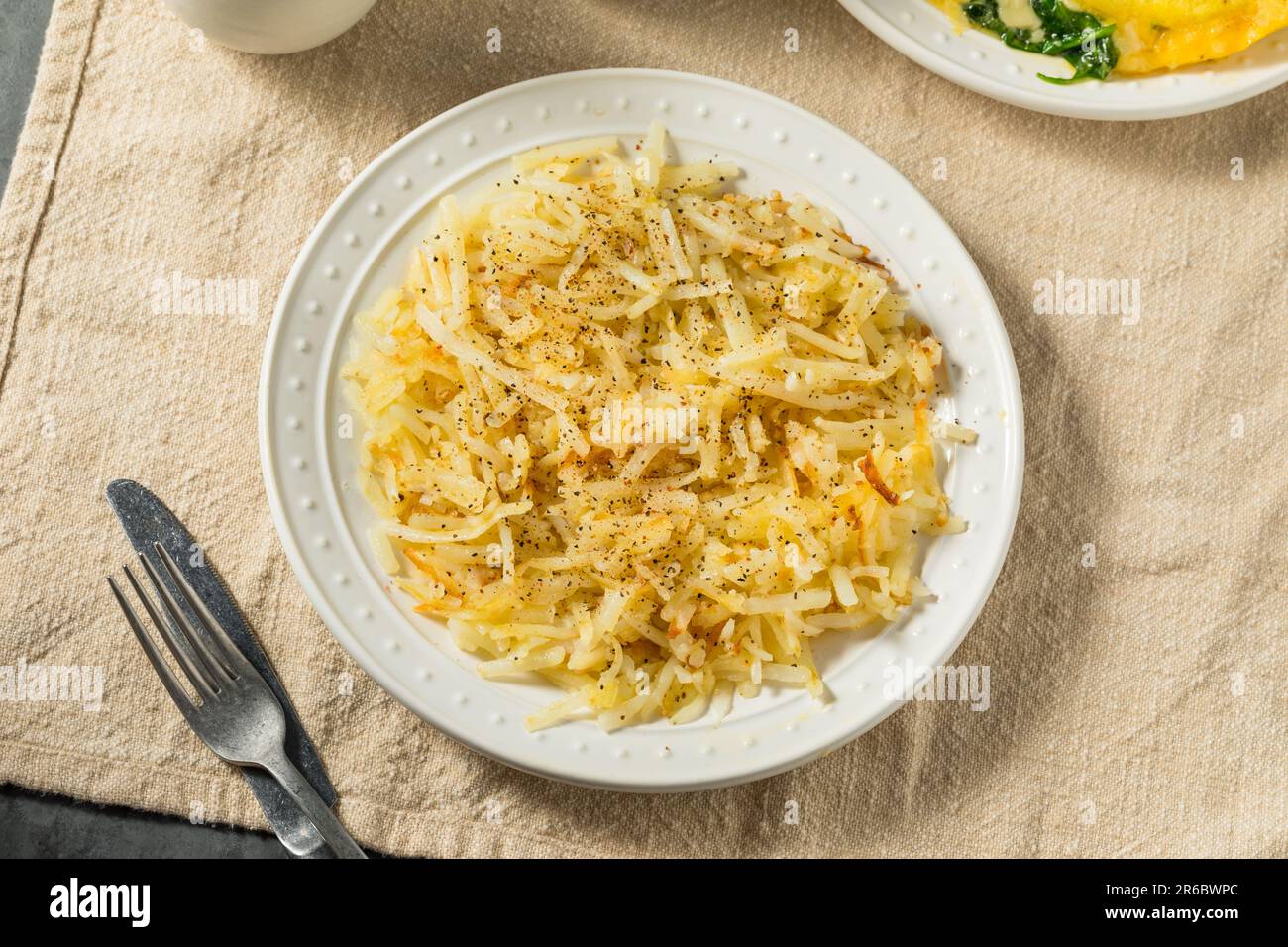 Hausgemachte Frühstückskartoffeln mit Salz und Pfeffer Stockfoto