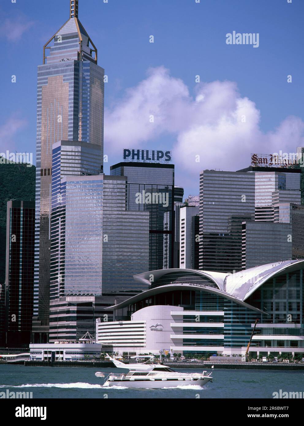 China. Hongkong. City Convention & Exhibition Centre mit Wolkenkratzern. Stockfoto