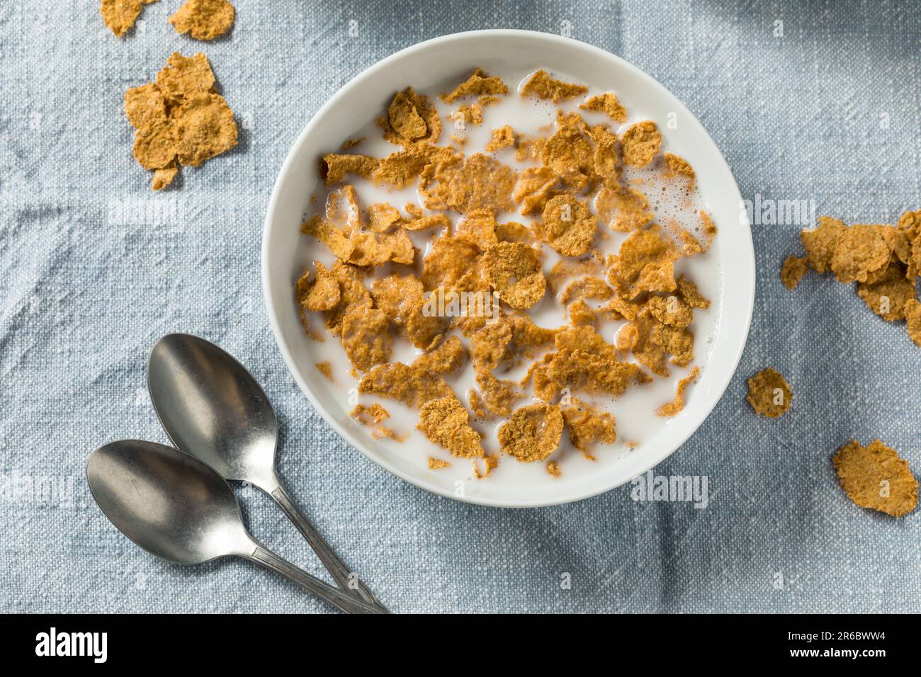 Hausgemachte gesunde Cornflakes mit Vollmilch Stockfoto