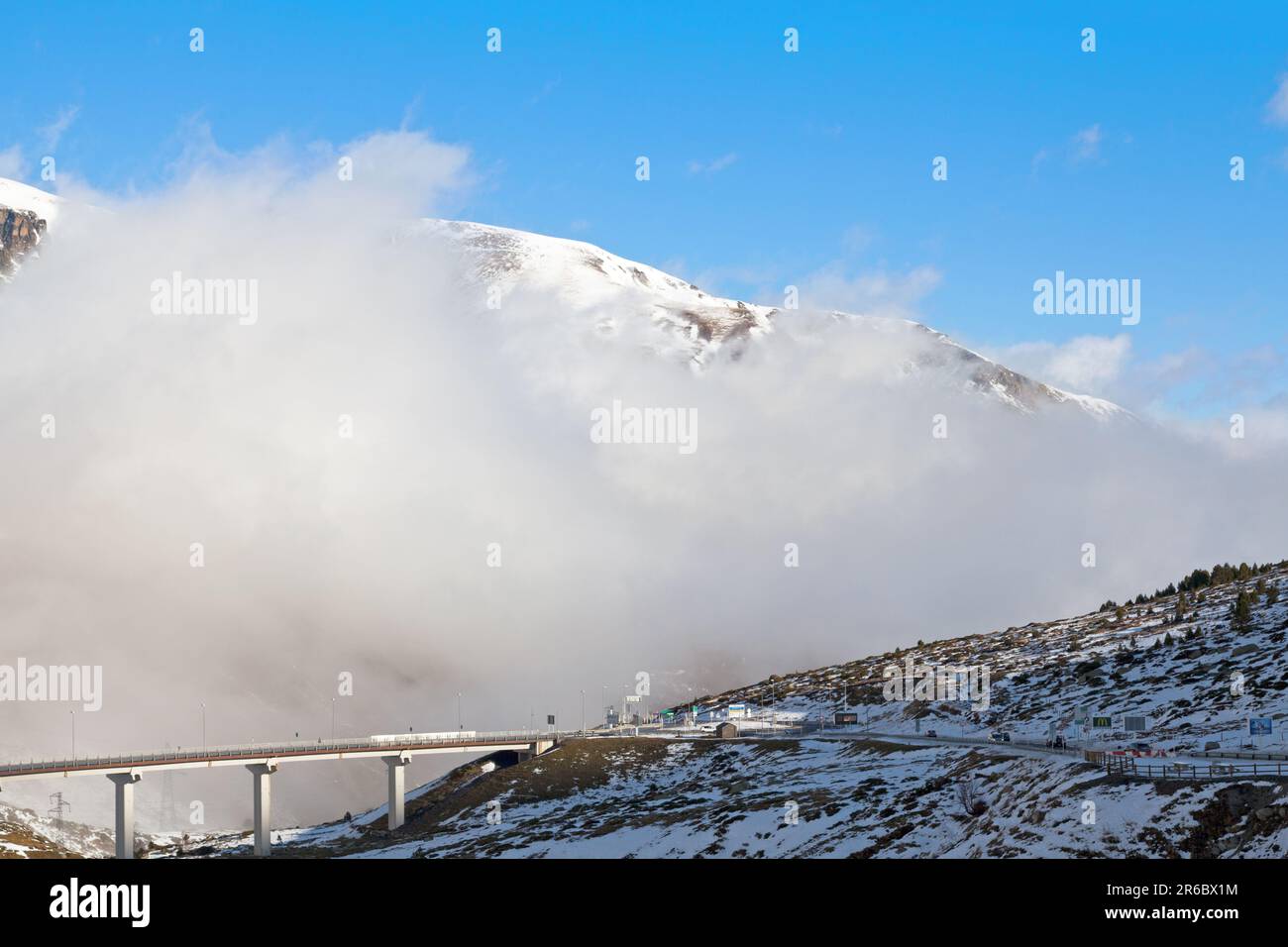 Schneebedeckte Berge in den Pyrenäen mit Andorra im Hintergrund und Frankreich im Vordergrund. Stockfoto