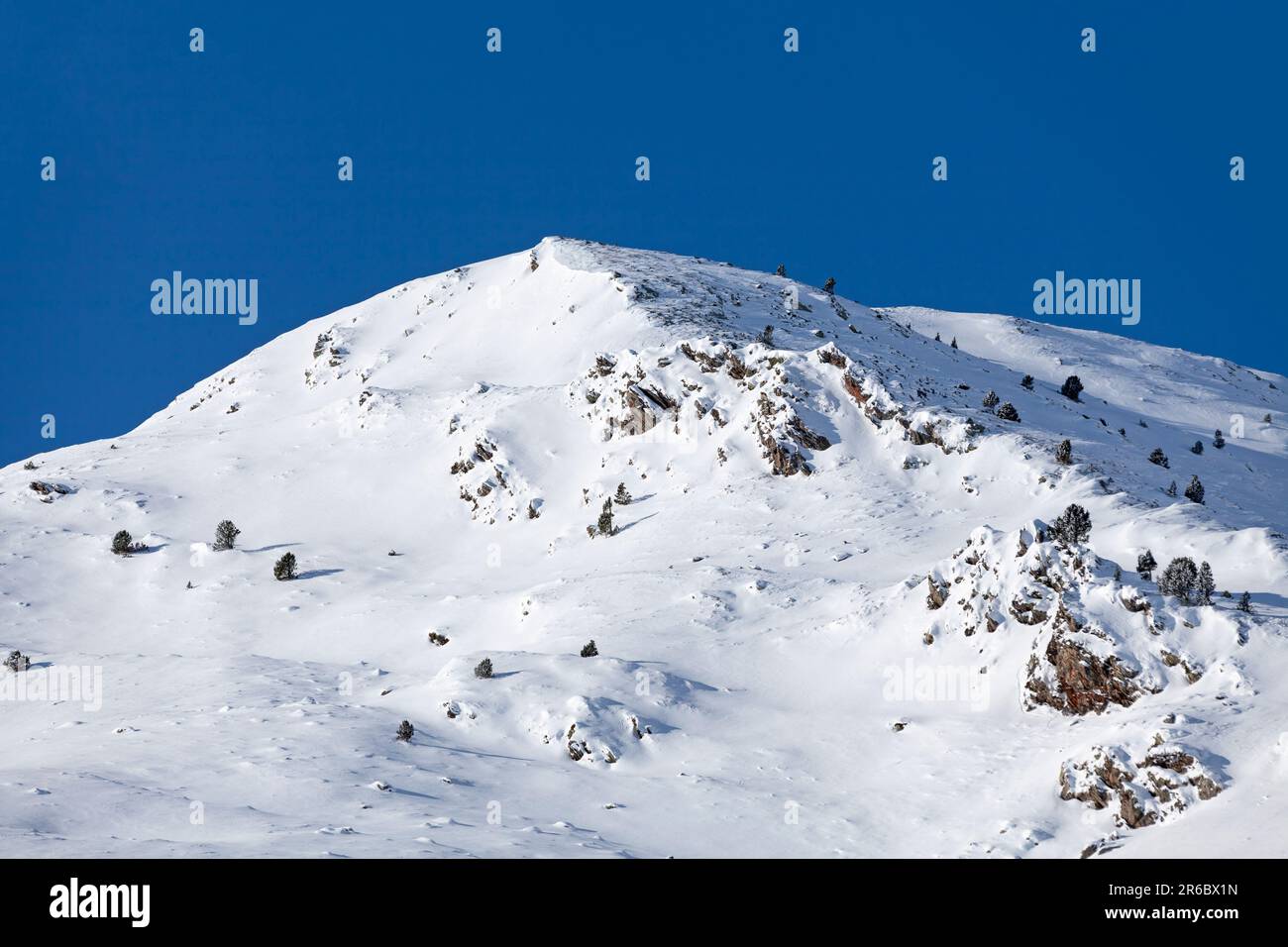 Schneebedeckte Berge in Pas de la Casa (Andorra). Stockfoto