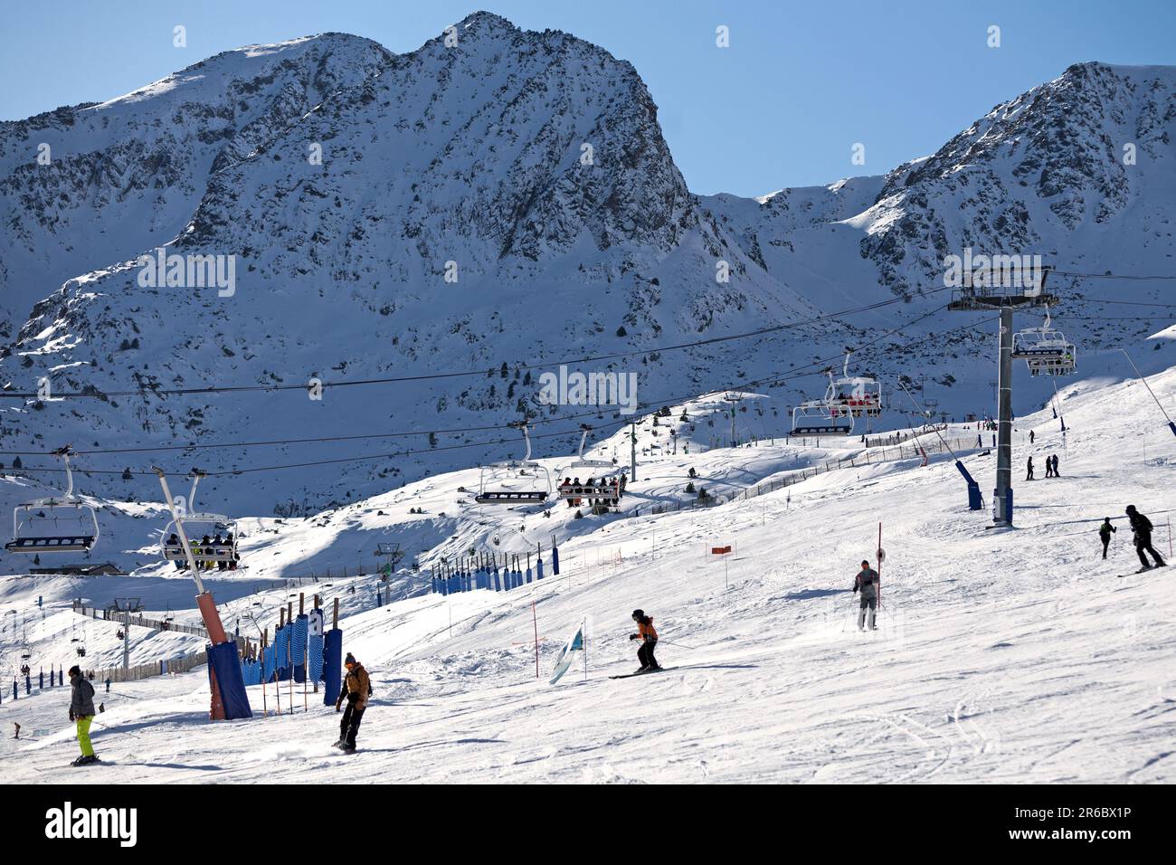 Pas de la Casa, Andorra - 08 2019. Dezember: Skifahrer genießen die Skipiste von Grandvalira, dem größten Skigebiet in den Pyrenäen und Südeuropa. Stockfoto