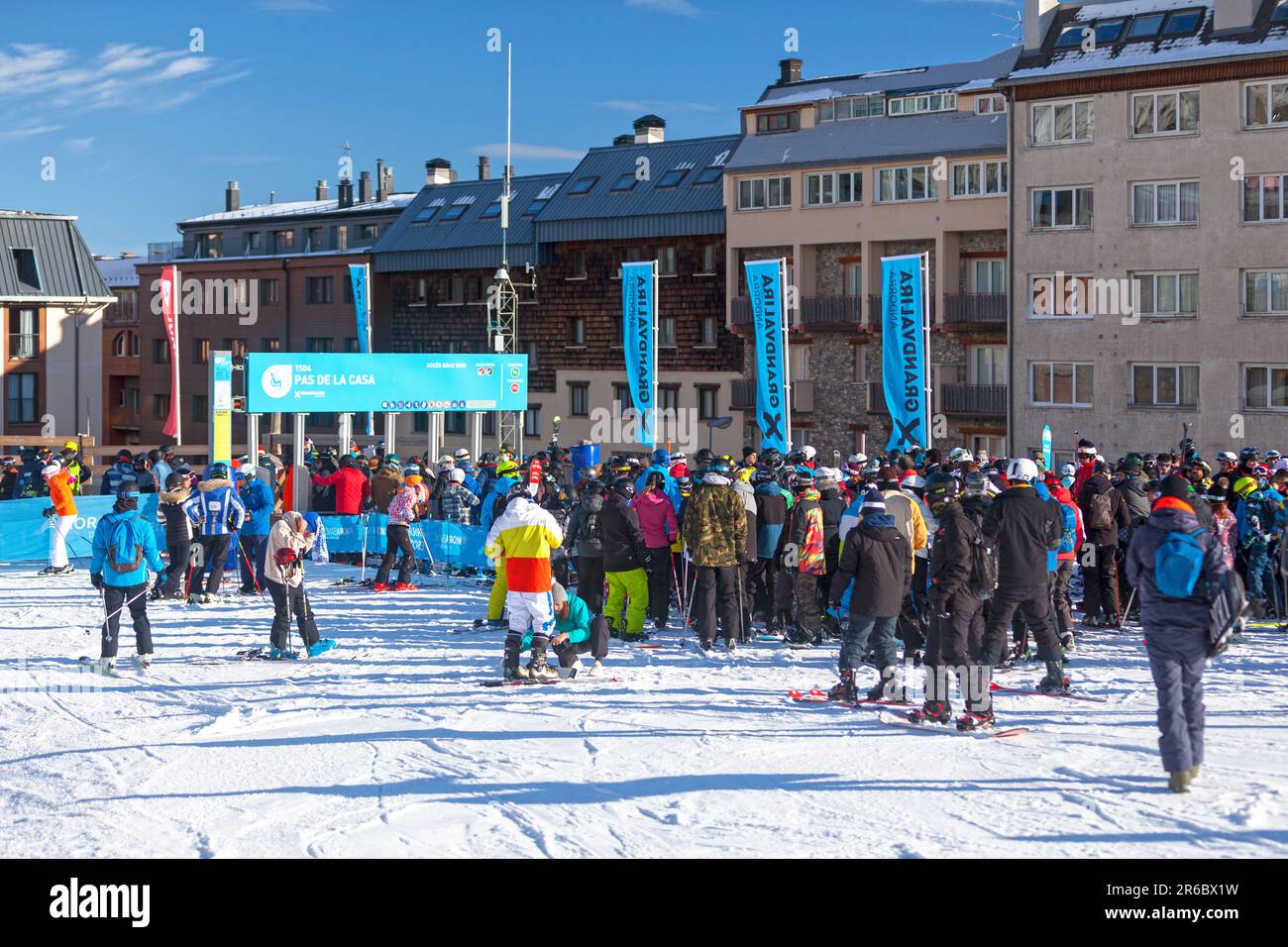 Pas de la Casa, Andorra, Dezember 07 2019: Menschen, die auf der Skipiste von Grandvalira auf den Skilift warten. Stockfoto