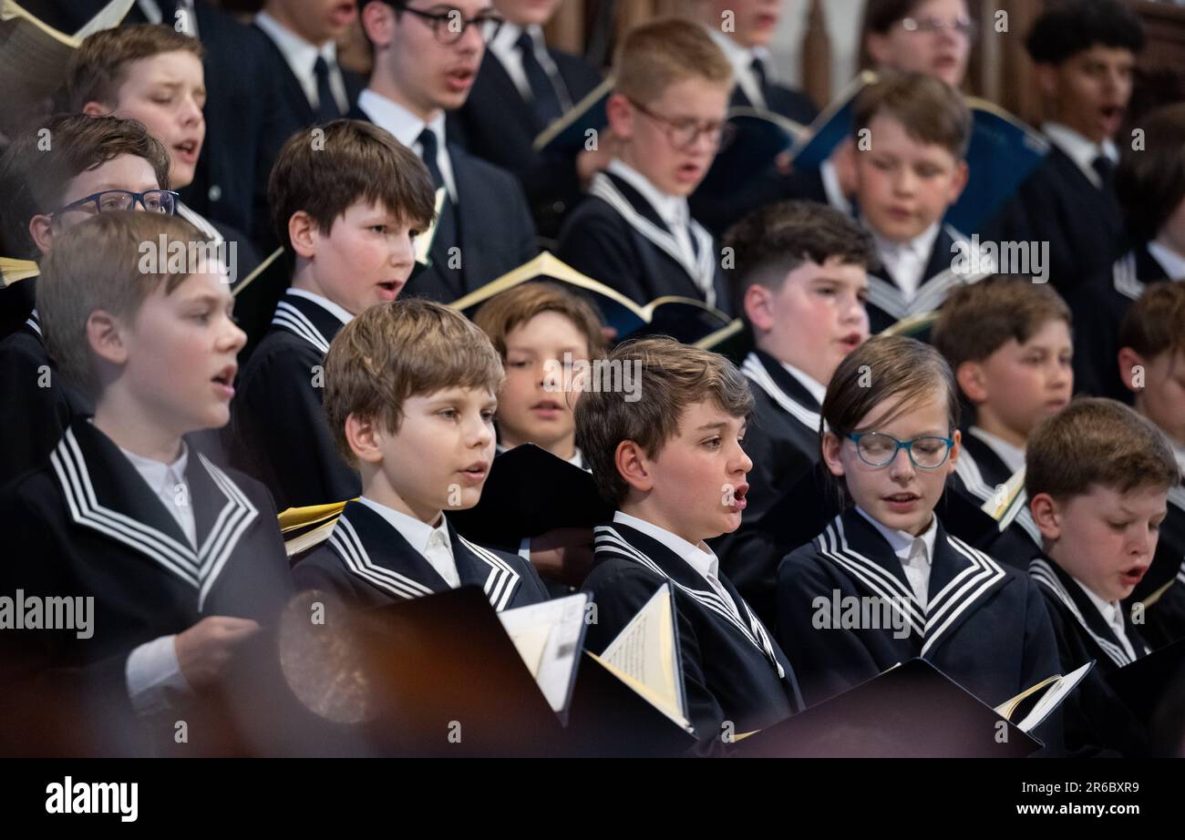 Leipzig, Deutschland. 08. Juni 2023. Das St. Thomas Boys Chor tritt bei der Eröffnung des Bach Festivals in St. Thomas-Kirche in Leipzig. Das Bach Festival Leipzig erinnert an Johann Sebastian Bachs Amtseinführung als Thomaskantor vor genau 300 Jahren. Ein Höhepunkt des Eröffnungskonzerns ist die Verleihung der Bach-Medaille an die St. Thomas Chor. Bis Juni 18 sind rund 160 Veranstaltungen im Programm, die dieses Jahr das Motto „Bach für die Zukunft“ tragen. Kredit: Hendrik Schmidt/dpa/Alamy Live News Stockfoto