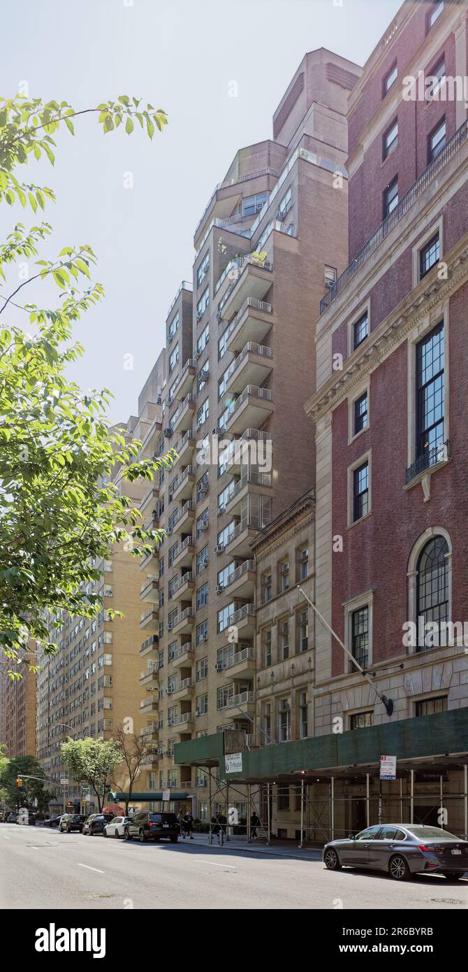 Emery Roth entwarf die Park Avenue 40 mit kleinen Verzierungen, hatte aber fünf Balkone auf den meisten Etagen und eine Krone von terrassenförmigen Rückschlägen. Stockfoto