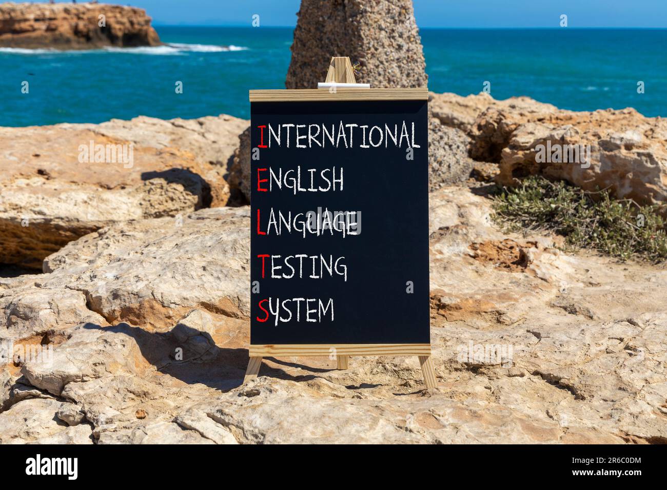 IELTS-Symbol. Konzeptbegriffe IELTS internationales englischsprachiges Testsystem auf schwarzer Tafel. Wunderschöner Steinhintergrund. Business IELTS Praktikant Stockfoto