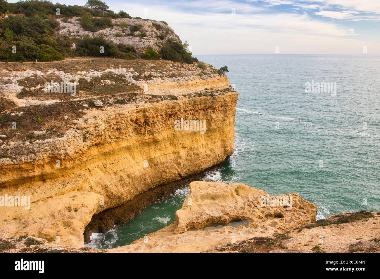 Wasser rund um die Kalksteinklippen im Süden Portugals auf dem Seven Hanging Valley Trail. Stockfoto