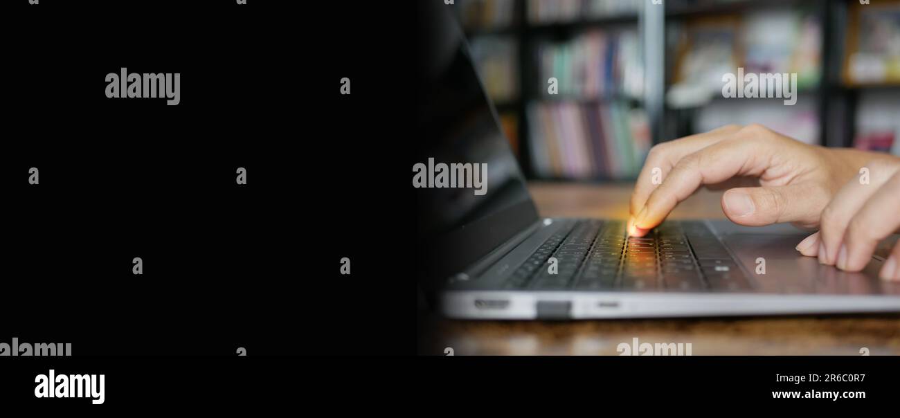 Remote- und Hybrid-Arbeitskonzept. Ein Mann gibt Informationen ein oder aktualisiert Datensätze in einer Datenbank, einem Computersystem oder einer Tabellenkalkulation. Stockfoto