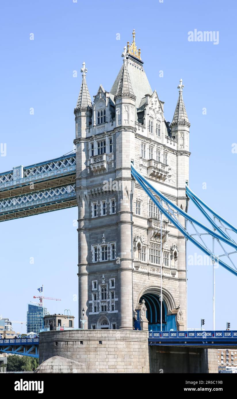 Fotodruck der Tower Bridge in London, England, Großbritannien vor einem leuchtend blauen Himmel. Stockfoto