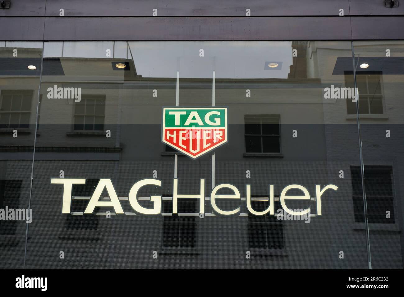 Schild mit Heuer-Logo auf der Vorderseite des Geschäfts. Schweizer Hersteller von Luxusuhren Stockfoto