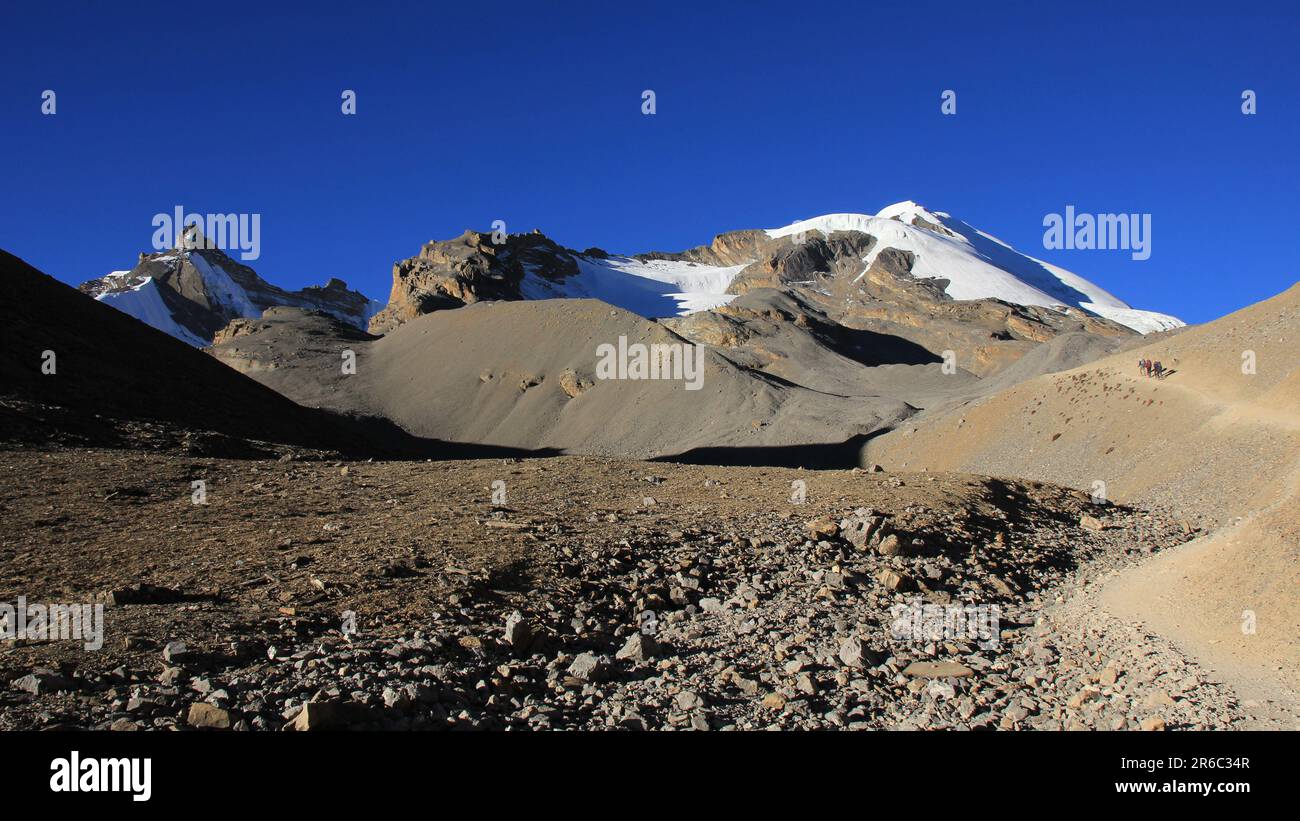 Thorong Ri und Moraine, Szene direkt unter dem Thorong La Pass, Nepal. Stockfoto