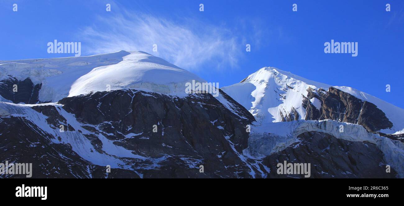 Thorong Ri und Khatung Kang, Berge neben dem Thorong La Gebirgspass. Stockfoto