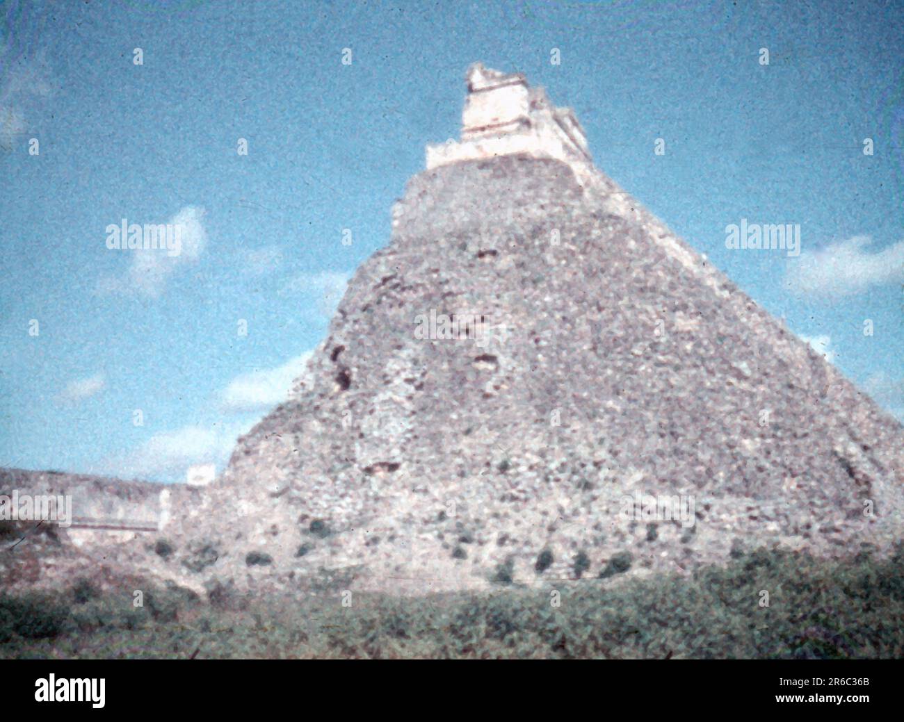 Uxmal Maya-Ruinen, Mexiko, 1950er Jahre altes Foto, Pyramide des Zauberers vor der Restaurierung Stockfoto Uxmal Maya-Ruinen, Mexiko, 1950er Jahre altes Foto, Pyramide des Zauberers vor der Restaurierung Stockfoto
