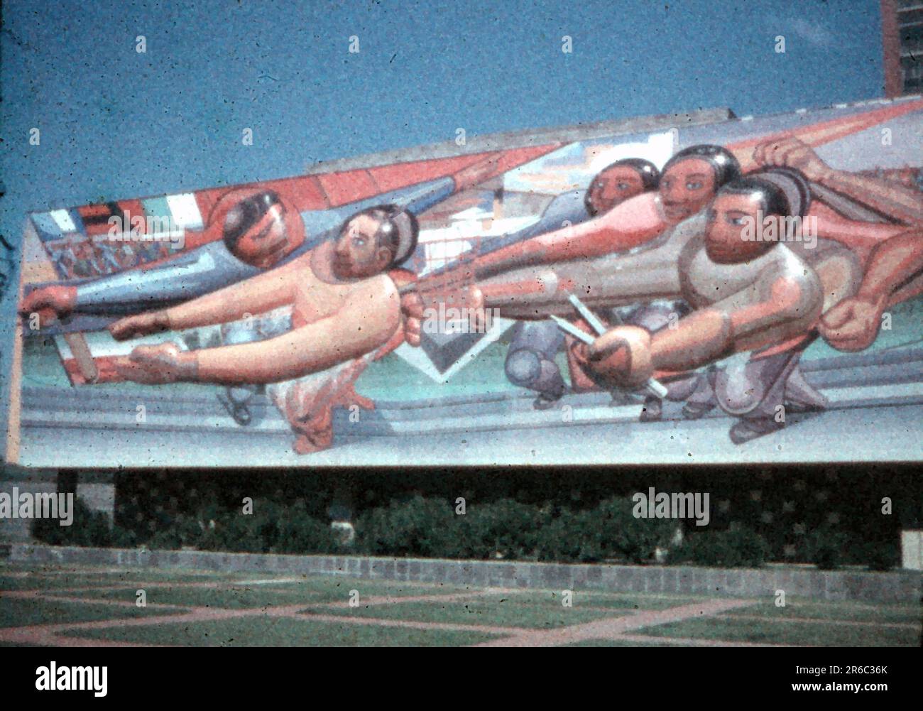 Ende 1950er Mexiko-Stadt - großes Mosaikgemälde der Menschen an der Universität von David Alfaro Siqueiros auf dem Rectoría-Gebäude bei der UNAM, Minox 8 mm Diashow Stockfoto Ende 1950er Mexiko-Stadt - großes Mosaikgemälde der Menschen an der Universität von David Alfaro Siqueiros auf dem Rectoría-Gebäude bei der UNAM, Minox 8 mm Diashow Stockfoto