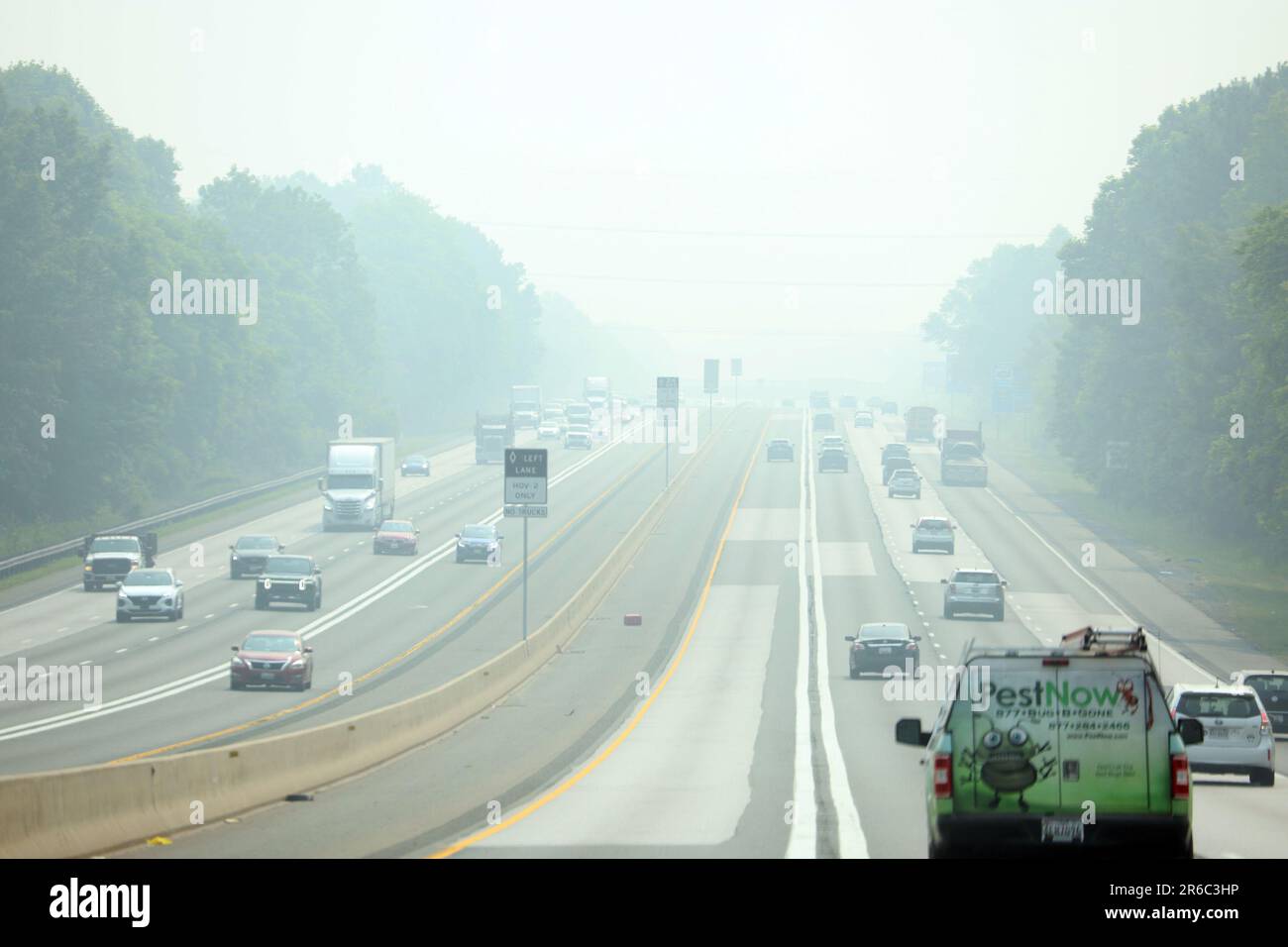 Bowie, MD, USA. 8. Juni 2023. Der Blick auf die Route 50, als der Rauch der kanadischen Brände die USA heimsuchte und am 8. Juni 2023 in Bowie, Maryland, Smog und eingeschränkte Sicht für Pendler verursachte. Kredit: Mpi34/Media Punch/Alamy Live News Stockfoto