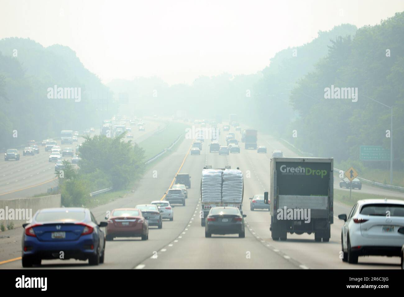 Bowie, MD, USA. 8. Juni 2023. Der Blick auf die Route 50, als der Rauch der kanadischen Brände die USA heimsuchte und am 8. Juni 2023 in Bowie, Maryland, Smog und eingeschränkte Sicht für Pendler verursachte. Kredit: Mpi34/Media Punch/Alamy Live News Stockfoto