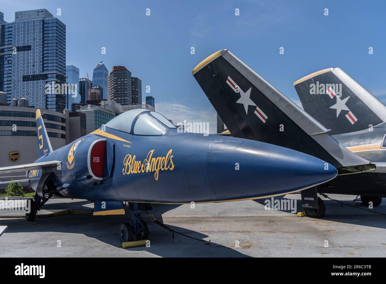 New York City, New York, USA – 28. Mai 2023: Blauer Engel Hornet auf dem Deck der USS Intrepid, die in New York City vor Anker liegt Stockfoto