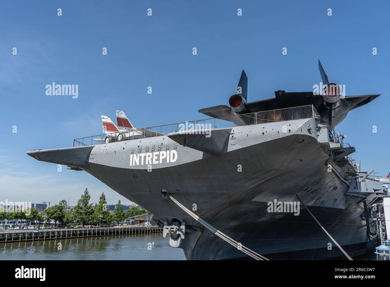 New York City, New York, USA – 28. Mai 2023: Flugzeugträger USS Intrepid legte in New York City vor dem Hudson River an Stockfoto