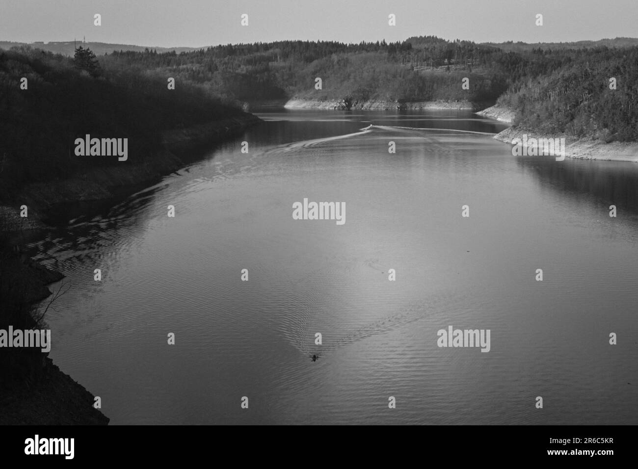 Riesige Brücke über den See, Landschaft, Natur Stockfoto