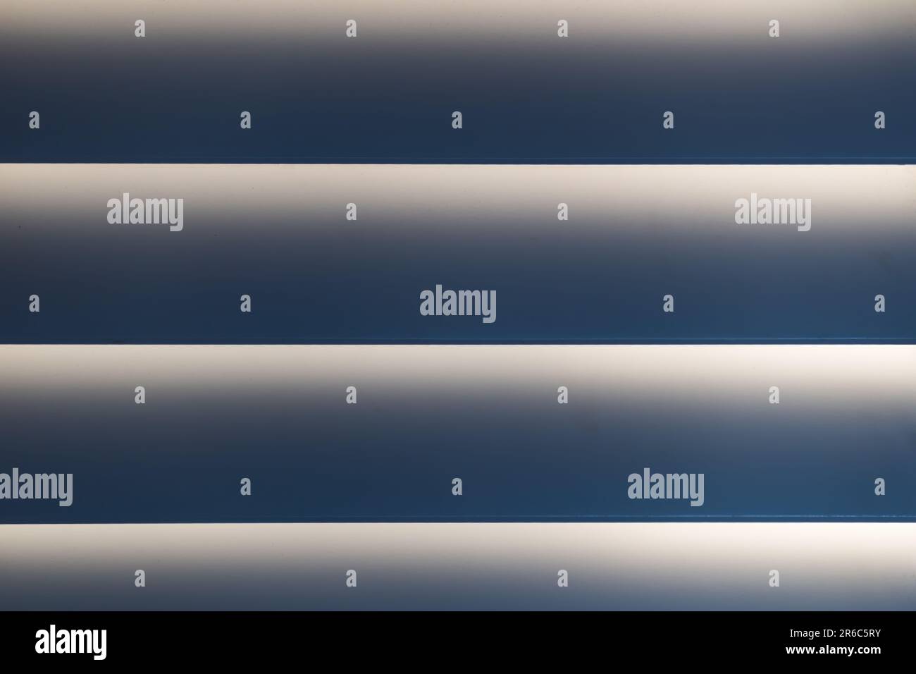 Sonnenlicht durch hochwertige, 3,5 m breite Holzläden. Nahaufnahme wie im Kino. Stockfoto