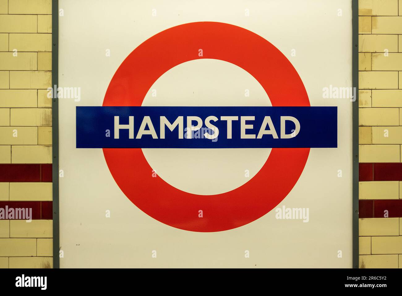 LONDON - 21. MÄRZ 2023: Hampstead U-Bahnstation, eine Station der Northern Line im Bezirk Camden, Nord-London Stockfoto