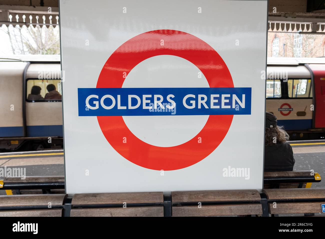 LONDON - 21. MÄRZ 2023: U-Bahnstation Golders Green, eine Station der Northern Line im Norden Londons Stockfoto