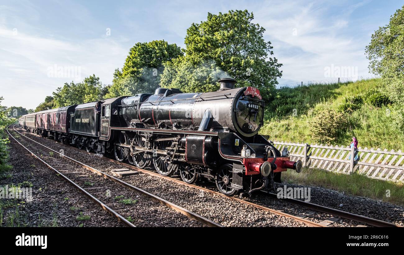 44932 LMS Stanier Klasse 5 BR ausgekleidete schwarze Lackierung erhalten Dampfeisenbahn als ' Dalesman'. Reise Carlisle nach York am 8. Juni durch Long Preston Stockfoto