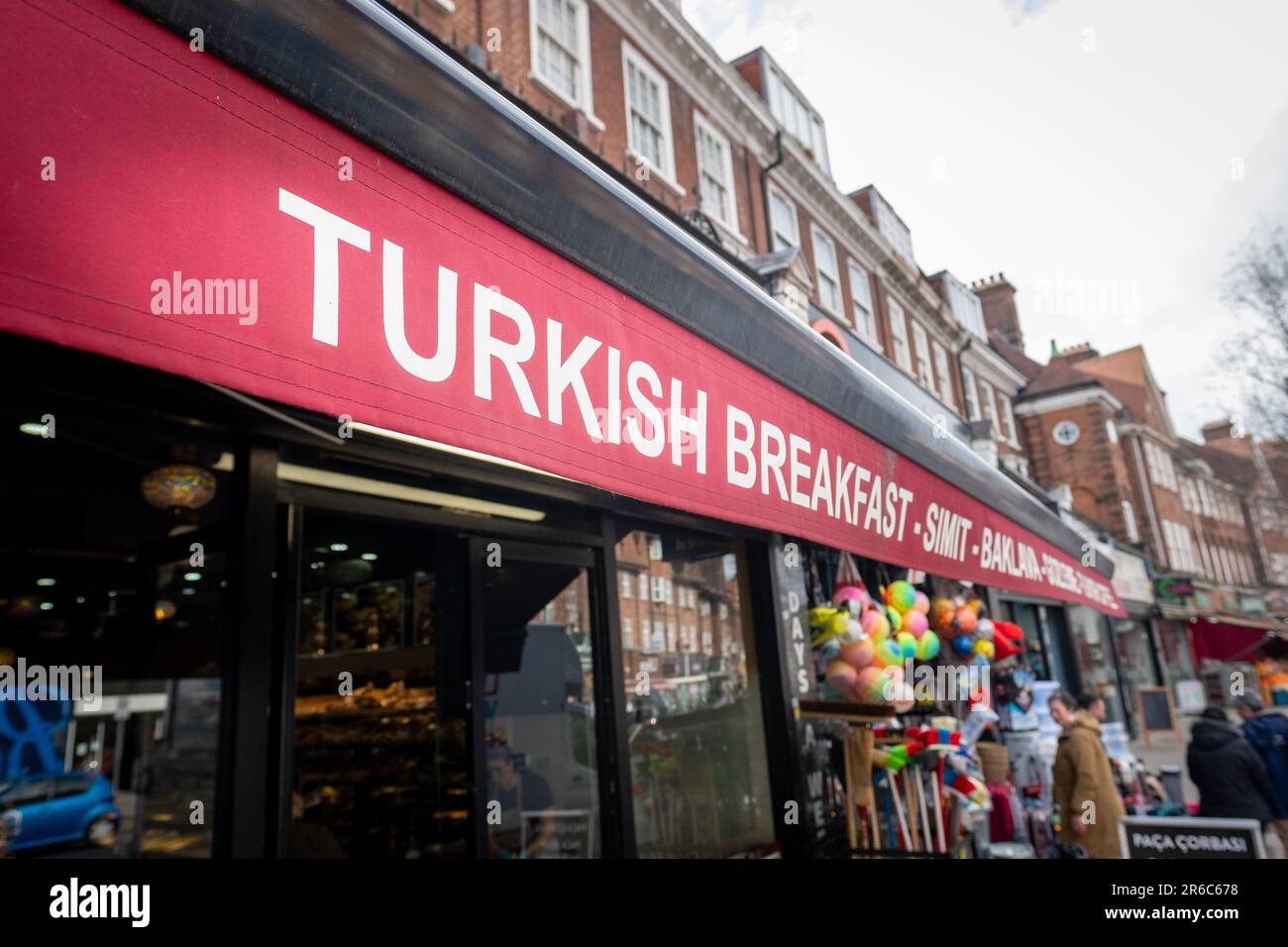 London - März 2023: Türkischer Laden in Golders Green, einem Gebiet im Norden Londons im Bezirk Barnet Stockfoto