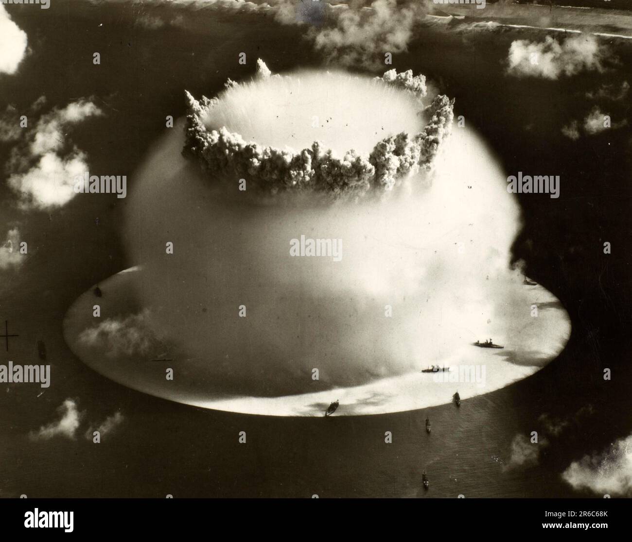 Baker Day im Bikini-Atoll, 25. Juli 1946, erste Unterwasser-Atomexplosion, Atombombe, Atombombentest, Atomexplosion, Historisch, Digital restaurierte Reproduktion eines Originals aus dem 19. Jahrhundert / Baker Day am Bikini Atoll, 25. Juli 1946, erste Nukleare Unterwasserexplosion, Atombombe, Atombombentest, Atomexplosion, Historisch, digital restaurierte Reproduktion von einer Vorlage aus dem 19. Hundert Stockfoto
