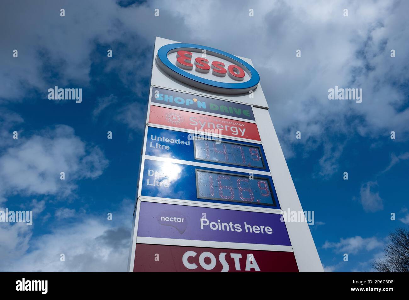 London – März 2023: Esso-Tankstelle im Norden Londons – Tankhändler und Handelsname von ExxonMobil Stockfoto