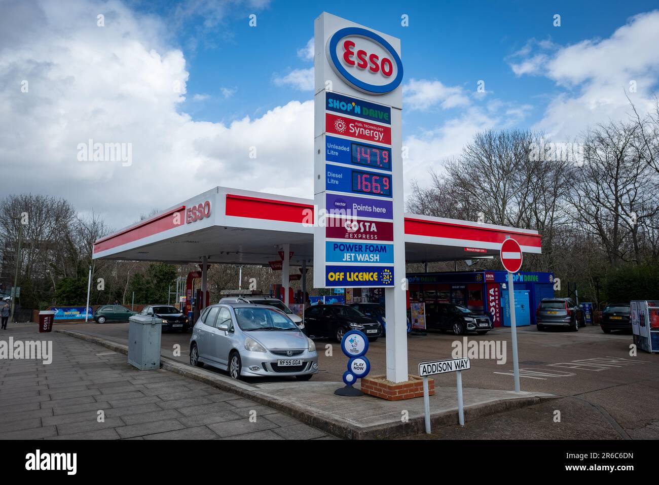 London – März 2023: Esso-Tankstelle im Norden Londons – Tankhändler und Handelsname von ExxonMobil Stockfoto