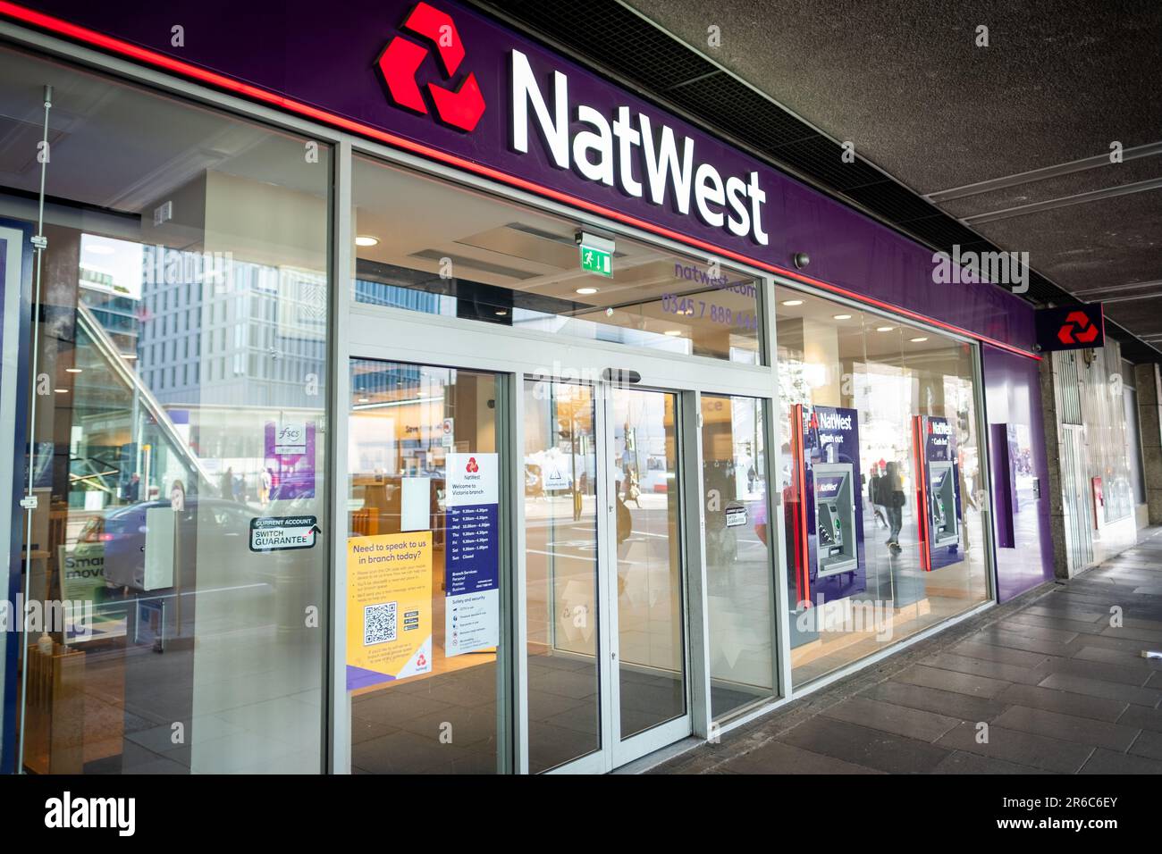 LONDON - 21. MÄRZ 2023: Niederlassung NatWest in SW1 Central London - Britische Großhandels- und Geschäftsbank Stockfoto