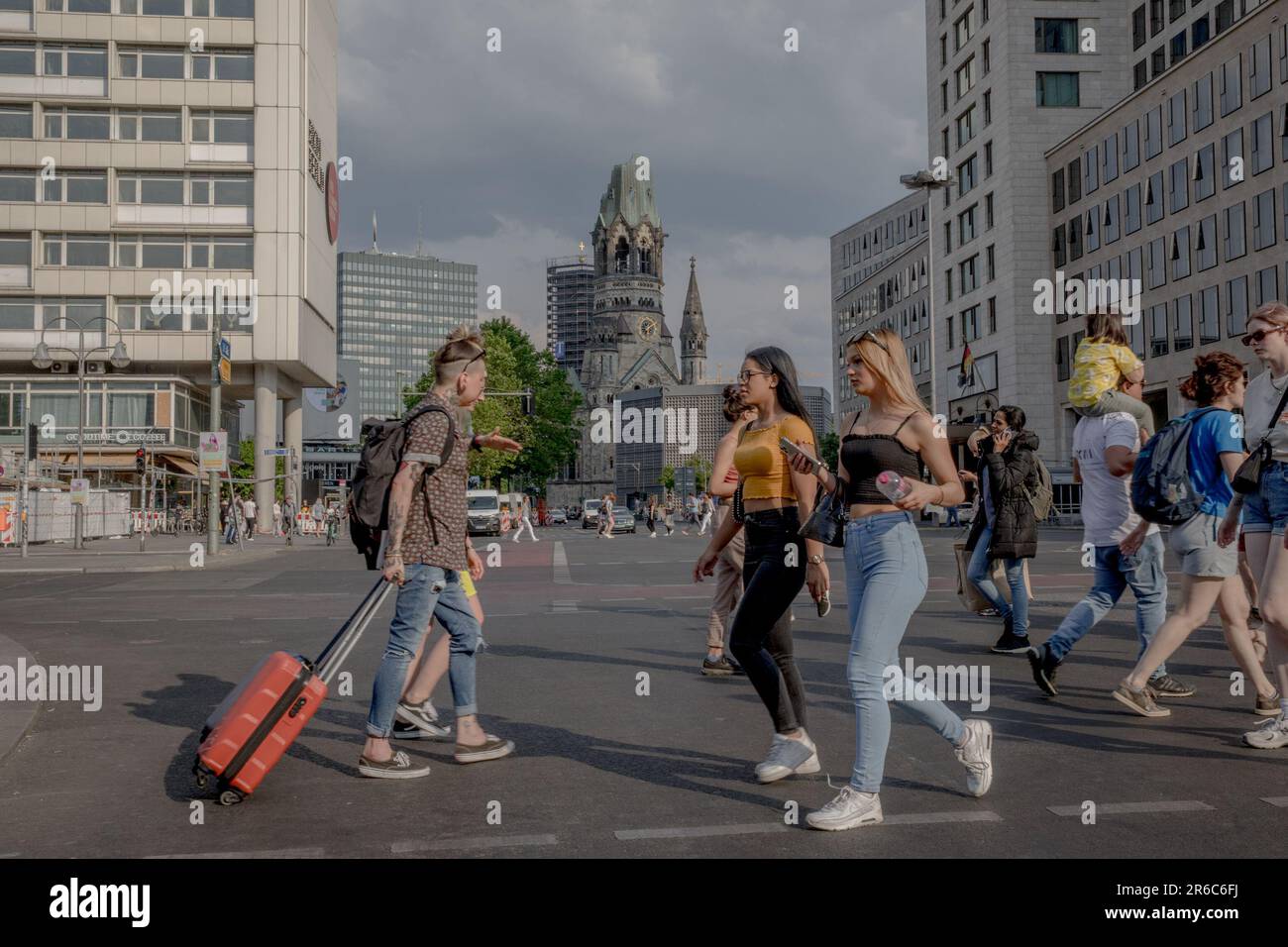 8. Juni 2023, Berlin, Deutschland: Fußgänger, die die Hardenbergstraße im Bezirk Charlottenburg in Berlin überqueren, am 8. Juni 2023. Die Weltwirtschaft ist auf eine Erholung vorbereitet. Dennoch sieht sich Deutschland, das wirtschaftliche Kraftwerk Europas, dem jüngsten Bericht der Organisation für wirtschaftliche Zusammenarbeit und Entwicklung (OECD) zufolge einem anderen Schicksal gegenüber. Während die OECD für das laufende Jahr eine globale Wachstumsrate von 2,7 Prozent prognostiziert, wird in Deutschland mit Stagnation gerechnet. Diese düstere Prognose wirft Bedenken hinsichtlich der wirtschaftlichen Aussichten und der Fähigkeit des Landes auf, sich von diesen zu erholen Stockfoto