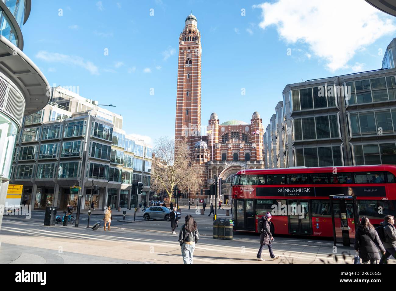 LONDON - 21. MÄRZ 2023: Westminster Cathedral vom Cardinal Place in Victoria SW1 Stockfoto