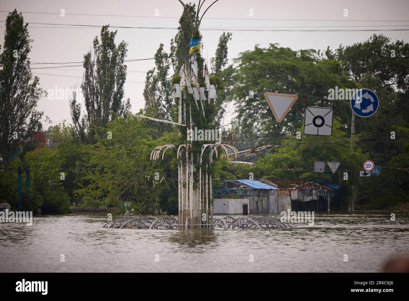 Während eines Arbeitsbesuchs in der Region Mykolaiv inspizierte der ukrainische Präsident Volodymyr Zelensky den Zustand der Hauptpumpstation des Inhulets-Kanalmanagements, das durch die Explosion des Staudamms des Wasserkraftwerks Kakhovka überflutet wurde. Das Staatsoberhaupt wurde über die Maßnahmen unterrichtet, die die lokalen Behörden ergriffen haben, um den dringenden Bedarf der Einwohner an Trinkwasser zu decken. Sie erörterten auch langfristige Lösungen für die Trinkwasserversorgung der Stadt Mykolaiv. Foto: Das Ukrainische Präsidialamt Stockfoto