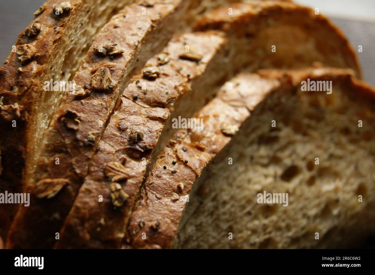 Nahaufnahme eines Fragments einer Bestechung. Frische Brotscheiben. Stockfoto